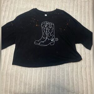 Black T-shirt Cropped western cowboy boots